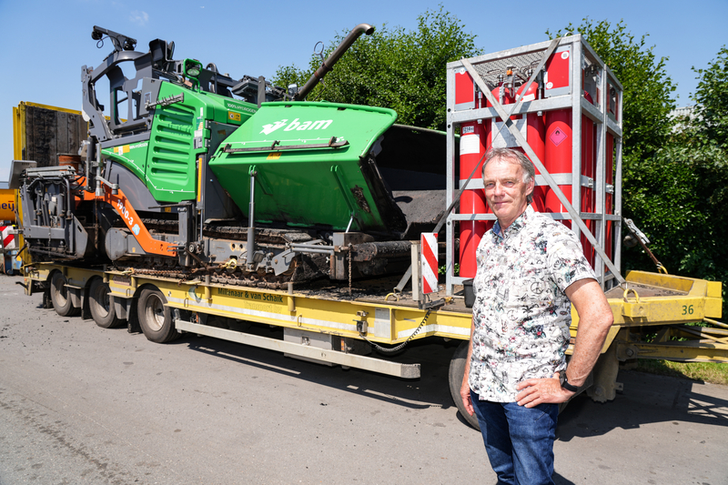 Dick Millenaar bij een vrachtwagen 