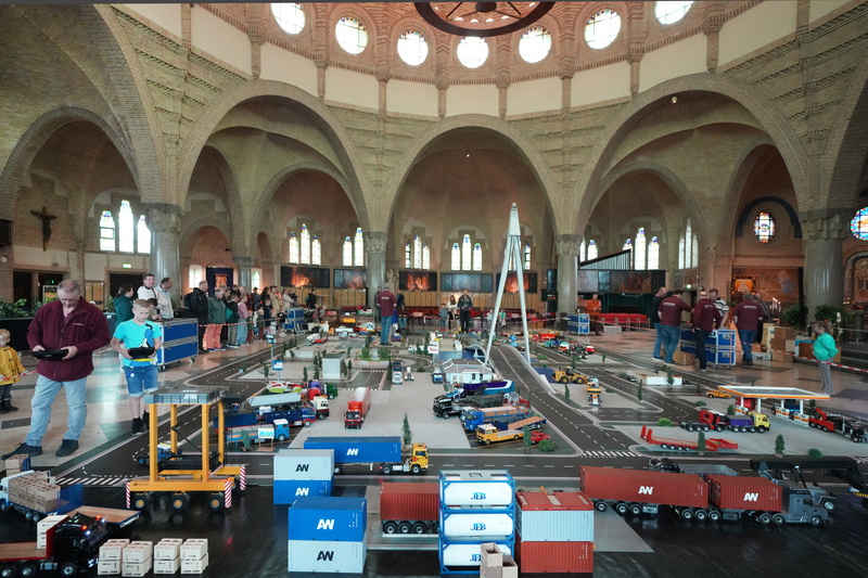 Minitruckers in de kerk 